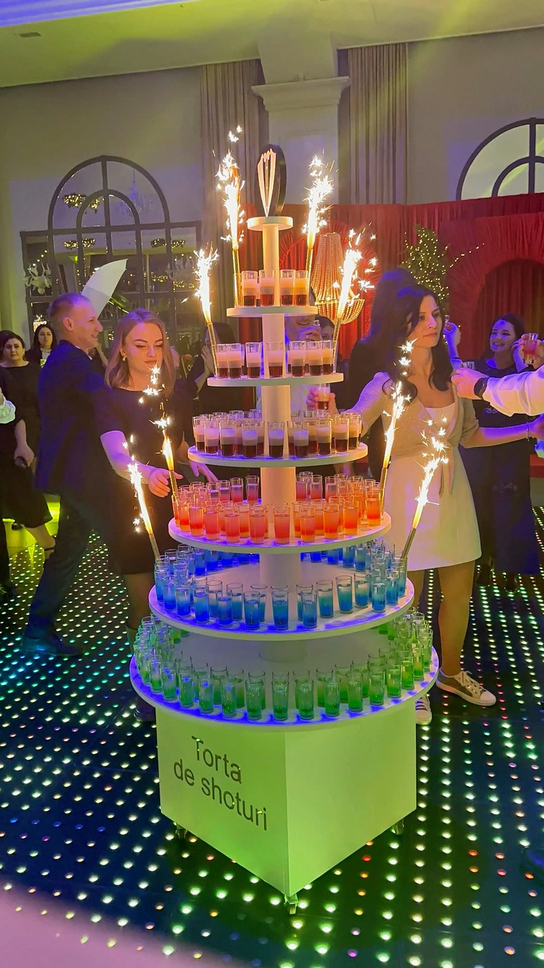 Torta de shoturi cu artificii, la eveniment